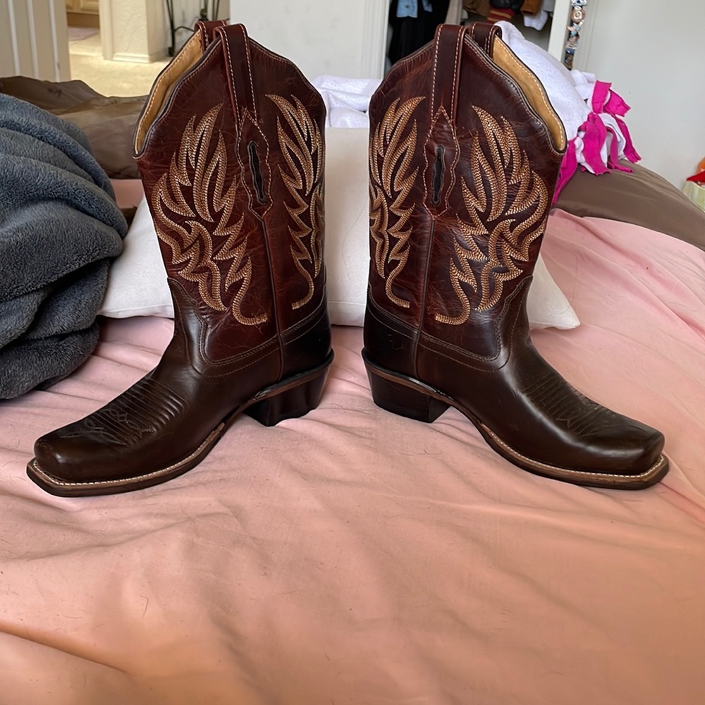 Old West women’s boots. Size 6.5. Color: tan and brown